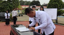 Kalapas Kelas IIA Batam Heri Kusrita saat melakukan penandatangan fakta integritas bersama seluruh pejabat Lapas Batam menuju  WBBM tahun 2025, Rabu (22/1/2025). Matapedia6.com/Dok Lapas Batam