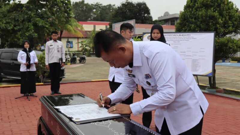Kalapas Kelas IIA Batam Heri Kusrita saat melakukan penandatangan fakta integritas bersama seluruh pejabat Lapas Batam menuju  WBBM tahun 2025, Rabu (22/1/2025). Matapedia6.com/Dok Lapas Batam