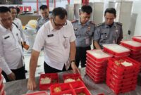 Aris saat mengecek kualitas makanan di Lapas Batam, Selasa (21/1). Foto:Istimewa
