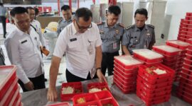 Aris saat mengecek kualitas makanan di Lapas Batam, Selasa (21/1). Foto:Istimewa