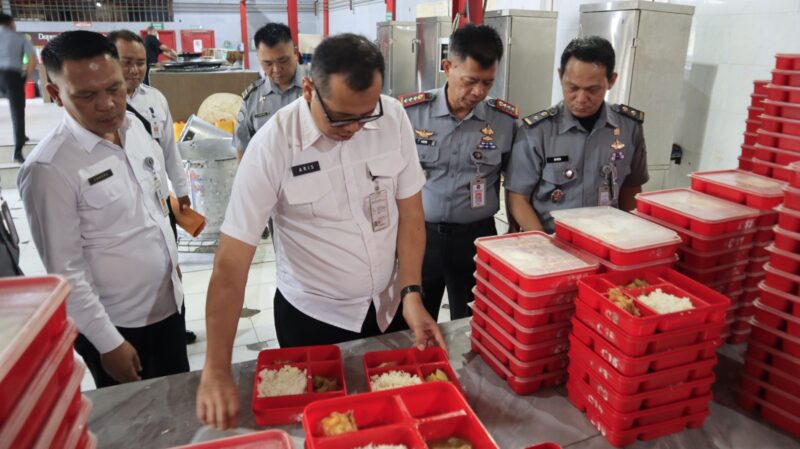 Aris saat mengecek kualitas makanan di Lapas Batam, Selasa (21/1). Foto:Istimewa