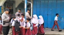 Anggota Polsek Bulang saat membantu anak didik sekolah dasar menyeberang di jalan raya,  Kamis (23/1/2025) Matapedia6.com/ Dok Hendra Citra