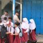 Anggota Polsek Bulang saat membantu anak didik sekolah dasar menyeberang di jalan raya,  Kamis (23/1/2025) Matapedia6.com/ Dok Hendra Citra