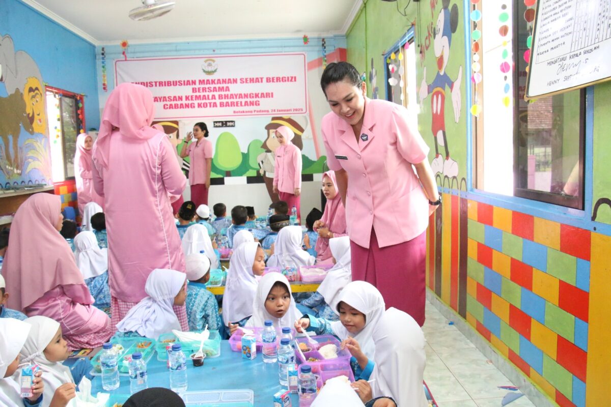 Ketua Bhayangkari Cabang Kota Barelang, Ny. Cathy Heri Ompusunggu pantau pelaksanaan Program Makan bergizi gratis di TK Kemala Bhayangkari, Jumat (24/1/2025). Matapedia6.com/ Dok Polresta 