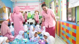 Ketua Bhayangkari Cabang Kota Barelang, Ny. Cathy Heri Ompusunggu pantau pelaksanaan Program Makan bergizi gratis di TK Kemala Bhayangkari, Jumat (24/1/2025). Matapedia6.com/ Dok Polresta 