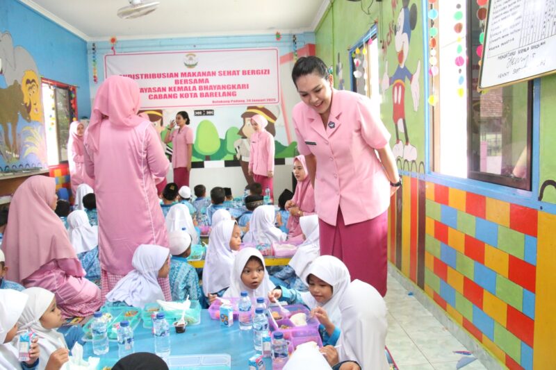 Ketua Bhayangkari Cabang Kota Barelang, Ny. Cathy Heri Ompusunggu pantau pelaksanaan Program Makan bergizi gratis di TK Kemala Bhayangkari, Jumat (24/1/2025). Matapedia6.com/ Dok Polresta