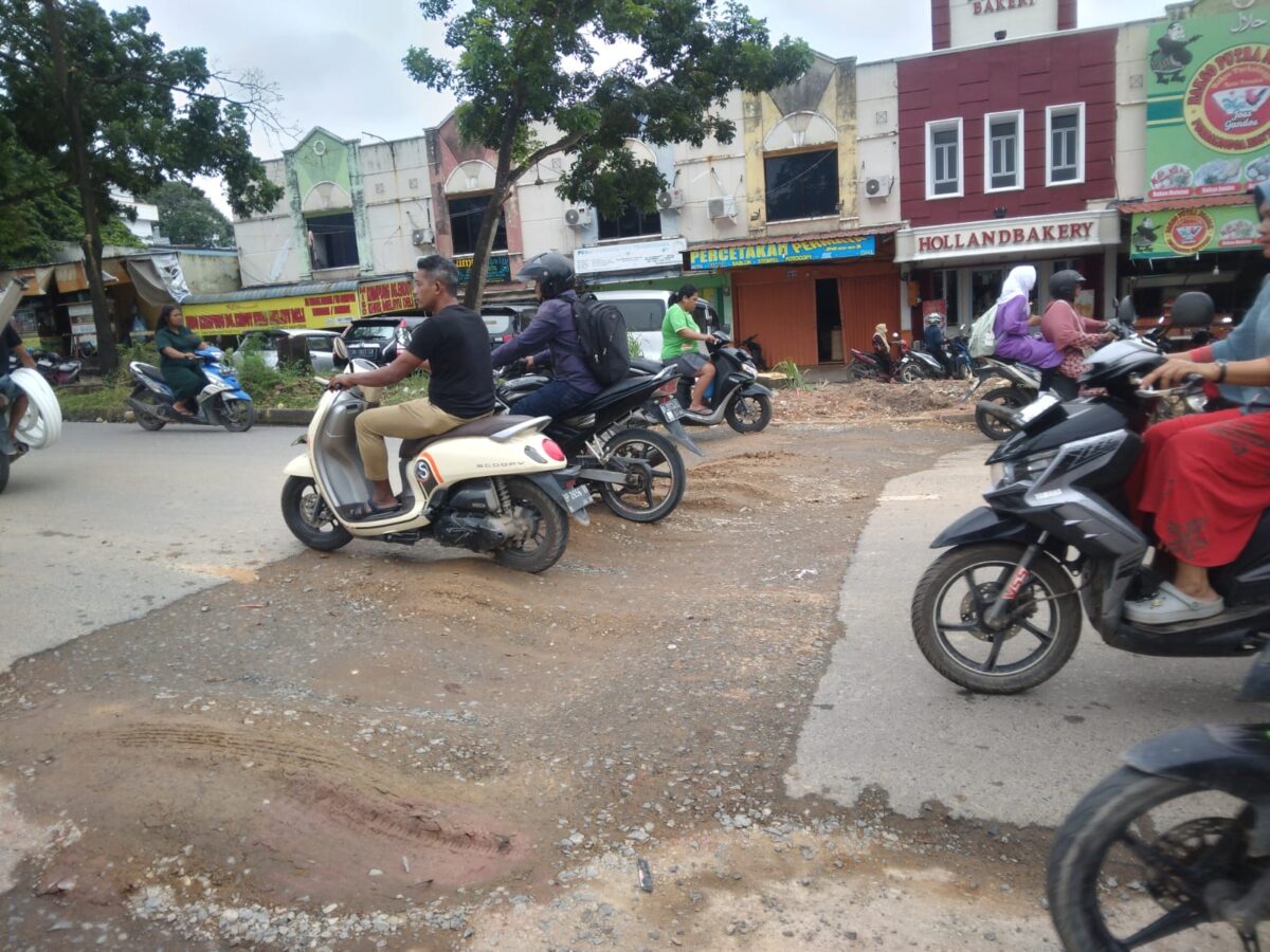 Kondisi jalan patas di depan kedai Tek Kasi Rumah Sakit Aini, Aviari, Batu Aji, Minggu (26/1). Foto:Luci/matapedia