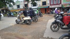 Kondisi jalan patas di depan kedai Tek Kasi Rumah Sakit Aini, Aviari, Batu Aji, Minggu (26/1). Foto:Luci/matapedia