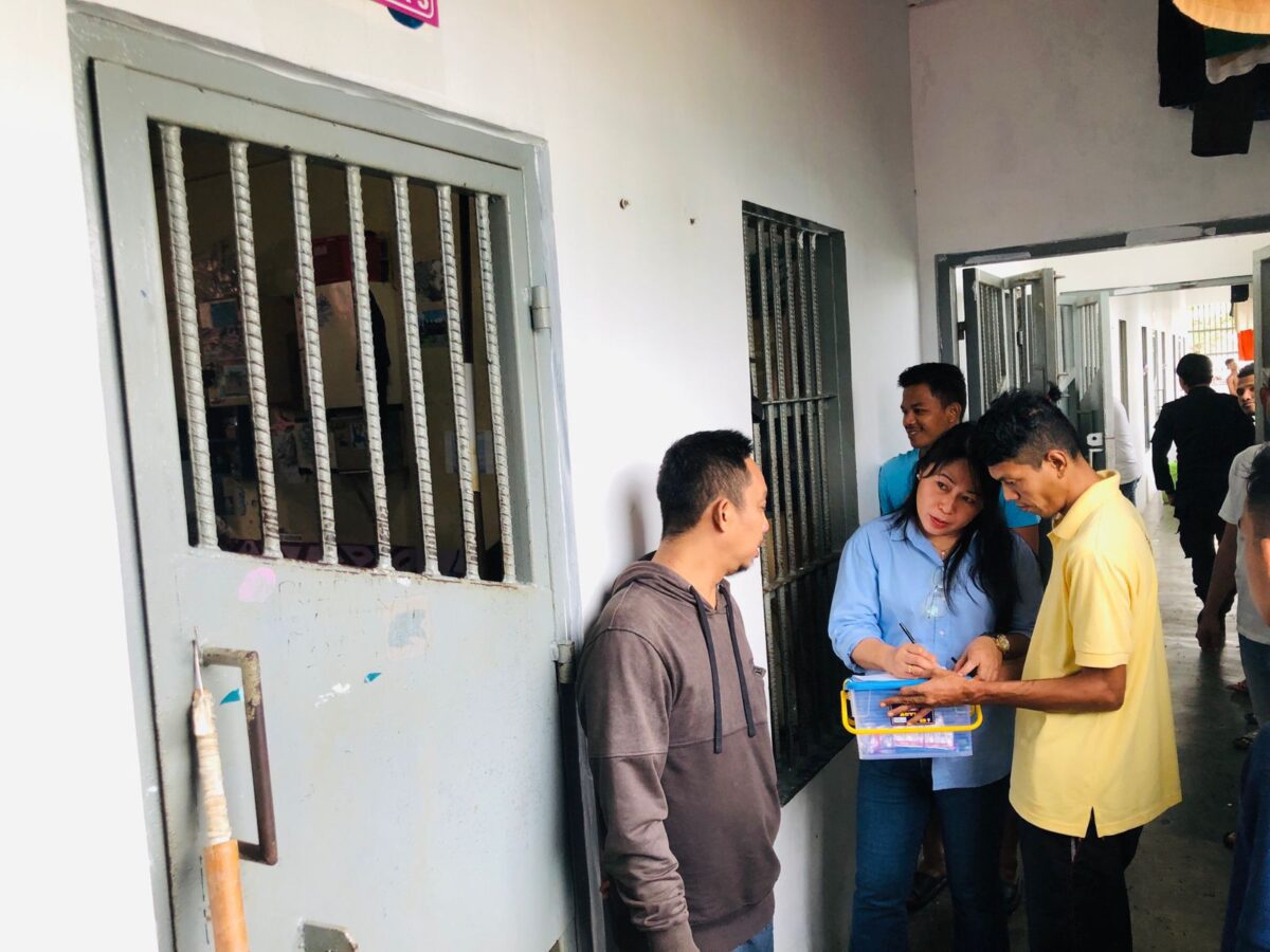 Tim medis mengecek kesehatan warga binaan Lapas Batam, Senin (27/1). Foto:Dok/Lapas