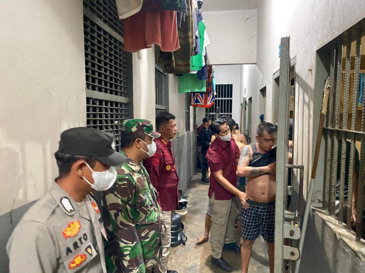 Petugas saat geledah badan warga binaan Lapas Batam, Rabu (29/1) dini hari. Foto:Lapas