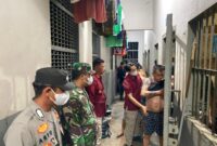 Petugas saat geledah badan warga binaan Lapas Batam, Rabu (29/1) dini hari. Foto:Lapas