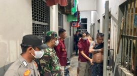 Petugas saat geledah badan warga binaan Lapas Batam, Rabu (29/1) dini hari. Foto:Lapas
