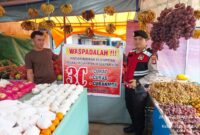 Anggota Polsek Batu Aji Bripka Perdamaian Harefa bersama warga beberapa hari lalu. Foto:Dok/Polsek-matapedia
