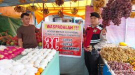 Anggota Polsek Batu Aji Bripka Perdamaian Harefa bersama warga beberapa hari lalu. Foto:Dok/Polsek-matapedia