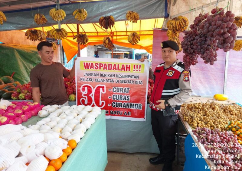 Anggota Polsek Batu Aji Bripka Perdamaian Harefa bersama warga beberapa hari lalu. Foto:Dok/Polsek-matapedia