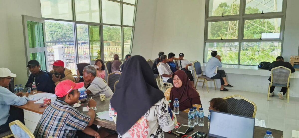 Warga terdampak penggusuran sedang didata di PT TPM untuk memperoleh hak-hak, Kamis (30/1). Foto:Dok/Ist