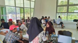 Warga terdampak penggusuran sedang didata di PT TPM untuk memperoleh hak-hak, Kamis (30/1). Foto:Dok/Ist