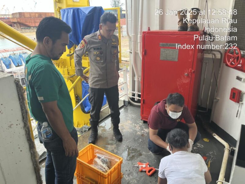 Polsek Batu Aji tengah olah TKP penemuan kru kapal gantung diri. Foto:Dok/Polsek