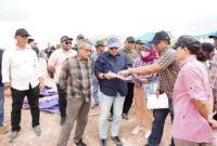 Jefridin tengah meninjau proses pembangunan pasar Tanjung Banon, Sabtu (4/1). Foto:Diskominfo