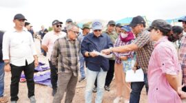 Jefridin tengah meninjau proses pembangunan pasar Tanjung Banon, Sabtu (4/1). Foto:Diskominfo