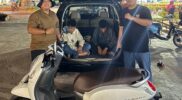 Dua pelaku jambret dimasukkan ke dalam mobil setelah ditangkap oleh unit Reskrim Polsek Sagulung, Kamis (2/1/2025) lalu. Matapedia6.com/Dok Polsek