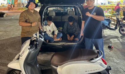 Dua pelaku jambret dimasukkan ke dalam mobil setelah ditangkap oleh unit Reskrim Polsek Sagulung, Kamis (2/1/2025) lalu. Matapedia6.com/Dok Polsek