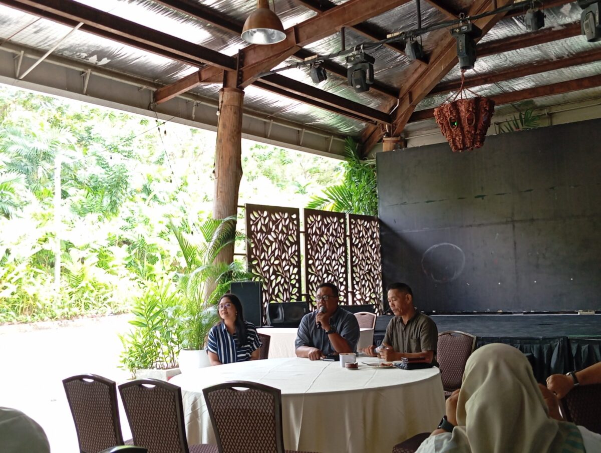 Ketua Tim Pembebasan Lahan PT Tanjung Piayu Makmur (TPM), Eka Teguh Kurniawan, didampingi Corporate Marketing Communication Manager Hanna dan pengawas lapangan Berton Siregar saat konferensi pers di Atrium Panbil Eco Edu Park, Muka Kuning, Panbil, Selasa (7/1/2025). Foto:Rega/matapedia