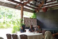 Ketua Tim Pembebasan Lahan PT Tanjung Piayu Makmur (TPM), Eka Teguh Kurniawan, didampingi Corporate Marketing Communication Manager Hanna dan pengawas lapangan Berton Siregar saat konferensi pers di Atrium Panbil Eco Edu Park, Muka Kuning, Panbil, Selasa (7/1/2025). Foto:Rega/matapedia
