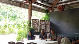 Ketua Tim Pembebasan Lahan PT Tanjung Piayu Makmur (TPM), Eka Teguh Kurniawan, didampingi Corporate Marketing Communication Manager Hanna dan pengawas lapangan Berton Siregar saat konferensi pers di Atrium Panbil Eco Edu Park, Muka Kuning, Panbil, Selasa (7/1/2025). Foto:Rega/matapedia
