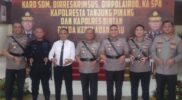 Jajaran pejabat Direktur di Polda Kepri foto bersama usai menjalani serah terima jabatan di lobi utama Polda Kepri, Rabu (8/1/2025). Matapedia6.com/Luci