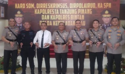 Jajaran pejabat Direktur di Polda Kepri foto bersama usai menjalani serah terima jabatan di lobi utama Polda Kepri, Rabu (8/1/2025). Matapedia6.com/Luci