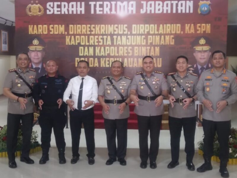 Jajaran pejabat Direktur di Polda Kepri foto bersama usai menjalani serah terima jabatan di lobi utama Polda Kepri, Rabu (8/1/2025). Matapedia6.com/Luci