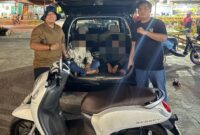 Dua pelaku jambret dimasukkan ke dalam mobil setelah ditangkap oleh unit Reskrim Polsek Sagulung, Kamis (2/1/2025) lalu. Matapedia6.com/Dok Polsek