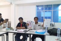 Direktur PT. Cipta Karya Maju Bersama, Agustian Haratua menujukan bukti perjanjian proyek dalam konferensi pers pada Jumat (10/1). Foto:matapedia6