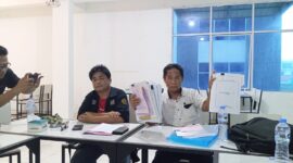 Direktur PT. Cipta Karya Maju Bersama, Agustian Haratua menujukan bukti perjanjian proyek dalam konferensi pers pada Jumat (10/1). Foto:matapedia6