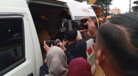 Salah satu korban saat dimasukkan ke dalam ambulan setelah berhasil ditemukan dan biawak ke rumah sakit Otorita Batam Sekupang, Senin (13/1/2025). Matapedia6.com/ Luci
