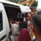 Salah satu korban saat dimasukkan ke dalam ambulan setelah berhasil ditemukan dan biawak ke rumah sakit Otorita Batam Sekupang, Senin (13/1/2025). Matapedia6.com/ Luci