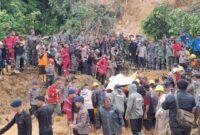 Proses pengangkatan jenazah korban longsor di Tiban Koperasi oleh Tim gabungan dari timbunan tanah, Senin (13/1/2025). Matapedia6.com/ Luci