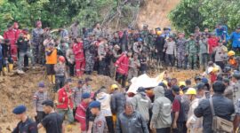 Proses pengangkatan jenazah korban longsor di Tiban Koperasi oleh Tim gabungan dari timbunan tanah, Senin (13/1/2025). Matapedia6.com/ Luci