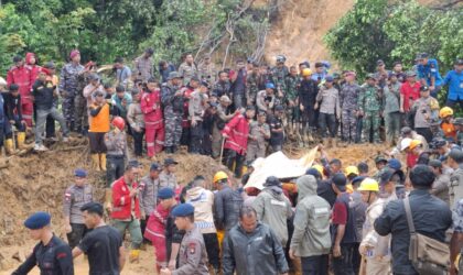 Proses pengangkatan jenazah korban longsor di Tiban Koperasi oleh Tim gabungan dari timbunan tanah, Senin (13/1/2025). Matapedia6.com/ Luci