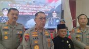 Kapolda Kepri Irjen Pol Yan Fitri Halimansyah saat memberikan komentar didampingi Wakapolda Kepri Brigjen Pol Asep Syafrudin dan Kabid Humas Polda Kepri Kombes Pol Zahwani Pandra Arsyad di gedung Lancang Kuning Polda Kepri, Selasa (14/1/2025). Matapedia6.com/Luci