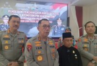Kapolda Kepri Irjen Pol Yan Fitri Halimansyah saat memberikan komentar didampingi Wakapolda Kepri Brigjen Pol Asep Syafrudin dan Kabid Humas Polda Kepri Kombes Pol Zahwani Pandra Arsyad di gedung Lancang Kuning Polda Kepri, Selasa (14/1/2025). Matapedia6.com/Luci