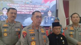 Kapolda Kepri Irjen Pol Yan Fitri Halimansyah saat memberikan komentar didampingi Wakapolda Kepri Brigjen Pol Asep Syafrudin dan Kabid Humas Polda Kepri Kombes Pol Zahwani Pandra Arsyad di gedung Lancang Kuning Polda Kepri, Selasa (14/1/2025). Matapedia6.com/Luci