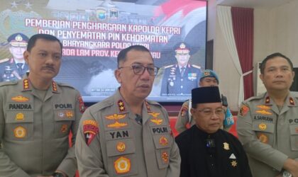 Kapolda Kepri Irjen Pol Yan Fitri Halimansyah saat memberikan komentar didampingi Wakapolda Kepri Brigjen Pol Asep Syafrudin dan Kabid Humas Polda Kepri Kombes Pol Zahwani Pandra Arsyad di gedung Lancang Kuning Polda Kepri, Selasa (14/1/2025). Matapedia6.com/Luci