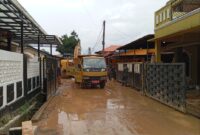 Pembersihan tanah dan puing bangunan di blok S perumahan Tiban Koperasi, Sekupang Kota Batam di hari kedua pasca longsor, Selasa (14/1/2025). Matapedia6.com/ Luci