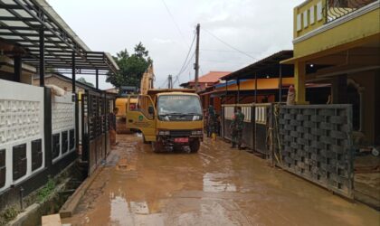 Pembersihan tanah dan puing bangunan di blok S perumahan Tiban Koperasi, Sekupang Kota Batam di hari kedua pasca longsor, Selasa (14/1/2025). Matapedia6.com/ Luci