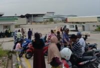 Tangkapan layar video warga meminta perusahaan rekrutmen pekerja lokal, Rabu (15/1). Foto:Dok/Isiabus/matapedia