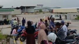 Tangkapan layar video warga meminta perusahaan rekrutmen pekerja lokal, Rabu (15/1). Foto:Dok/Isiabus/matapedia