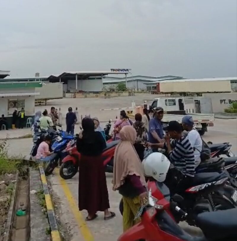 Tangkapan layar video warga meminta perusahaan rekrutmen pekerja lokal, Rabu (15/1). Foto:Dok/Isiabus/matapedia