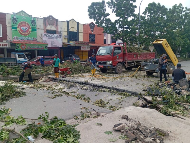 Petugas Dinas Marga tengah bersihkan jalan yang amblas akibat hujan, Kamis (16/1). Foto:Rega/matapedia